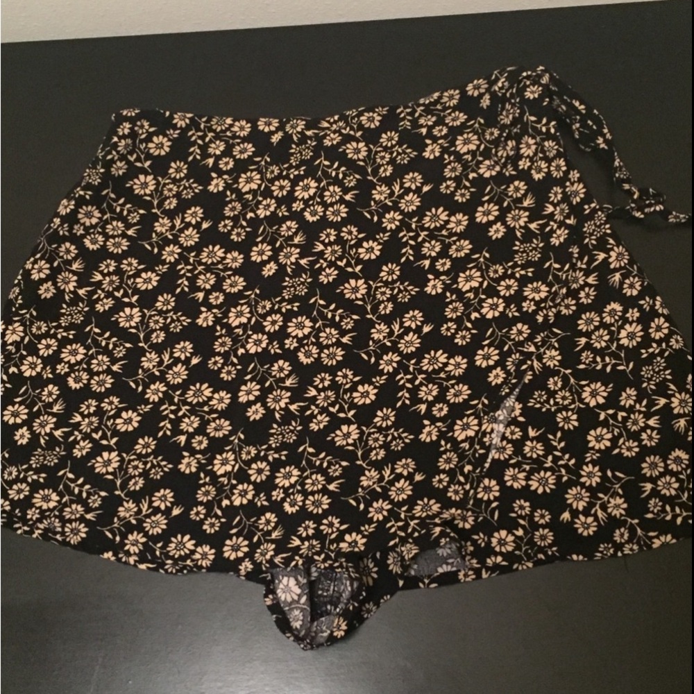Black skort w/ creme sunflowers and side tie 🌻